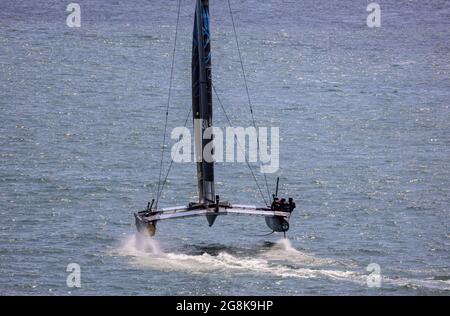 Team New Zealand macht sich für die SailGP-Rennen im Plymouth Sound am 2021. Juli auf den Stern mit viel Kopieplatz Stockfoto