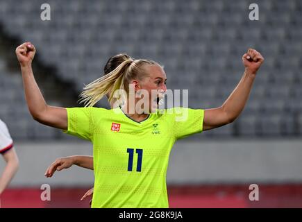 (210721) -- TOKIO, 21. Juli 2021 (Xinhua) -- die Schwedin Stina Blackstenius feiert, nachdem sie beim G-Spiel der Frauen zwischen Schweden und den Vereinigten Staaten bei Tokio 2020 in Tokio, Japan, am 21. Juli 2021 ein Tor erzielt hat. (Xinhua/Guo Chen) Stockfoto