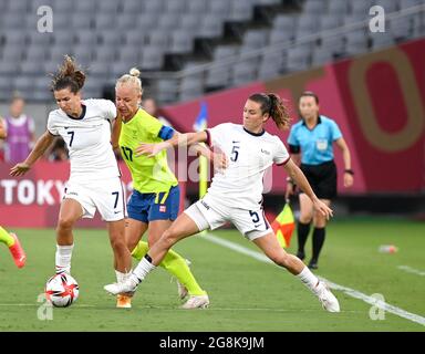 (210721) -- TOKIO, 21. Juli 2021 (Xinhua) -- Caroline Seger (C) aus Schweden spielt mit Tobin Heath (L) und Kelley O'Hara aus den Vereinigten Staaten während des Fußballspiels G der Frauen zwischen Schweden und den Vereinigten Staaten bei Tokio 2020 in Tokio, Japan, 21. Juli 2021. (Xinhua/Guo Chen) Stockfoto