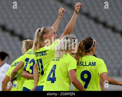 (210721) -- TOKIO, 21. Juli 2021 (Xinhua) -- Stina Blackstenius (C) aus Schweden feiert, nachdem sie beim G-Spiel der Frauen bei Tokio 2020 am 21. Juli 2021 in Tokio ein Tor erzielt hatte. (Xinhua/Guo Chen) Stockfoto