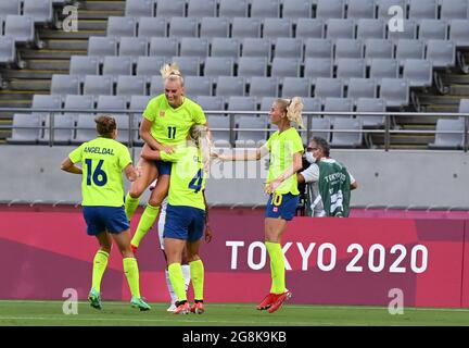 (210721) -- TOKIO, 21. Juli 2021 (Xinhua) -- Stina Blackstenius (2., L) aus Schweden feiert mit ihren Teamkollegen, nachdem sie beim G-Spiel der Frauen bei Tokio 2020 in Tokio, Japan, am 21. Juli 2021, ein Tor erzielt hatte. (Xinhua/Guo Chen) Stockfoto