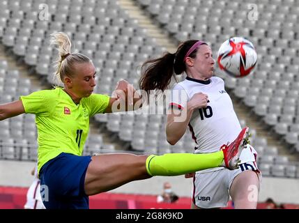 (210721) -- TOKIO, 21. Juli 2021 (Xinhua) -- Stina Blackstenius (L) aus Schweden spielt mit Rose Lavelle aus den Vereinigten Staaten während des Fußballspiels G der Frauen zwischen Schweden und den Vereinigten Staaten bei Tokio 2020 in Tokio, Japan, 21. Juli 2021. (Xinhua/Guo Chen) Stockfoto
