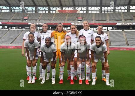 (210721) -- TOKYO, 21. Juli 2021 (Xinhua) -- Spieler der Vereinigten Staaten posieren für ein Foto vor während des Frauen-Fußballspiels G zwischen Schweden und den Vereinigten Staaten bei Tokio 2020 in Tokio, Japan, 21. Juli 2021. (Xinhua/Guo Chen) Stockfoto