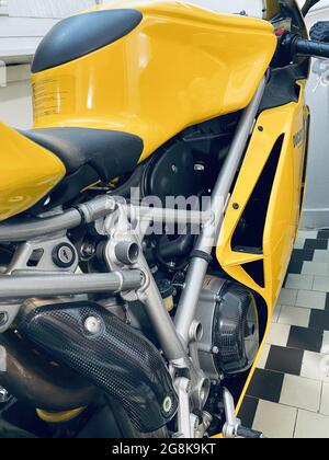 COMO, ITALIEN - 17. Jul 2021: Nahaufnahme eines DUCATI 749 S Superbikes, Detailansicht Stockfoto