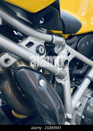 COMO, ITALIEN - 17. Jul 2021: Nahaufnahme eines DUCATI 749 S Superbikes, Detailansicht Stockfoto