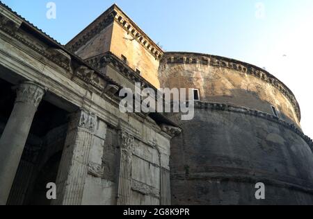 Rom Italien das Pantheon Seitenansicht dieses dramatischen, inspirierenden antiken römischen Denkmals EIN Tempel für alle Götter, vor zweitausend Jahren erbaut, und jetzt ein Stockfoto