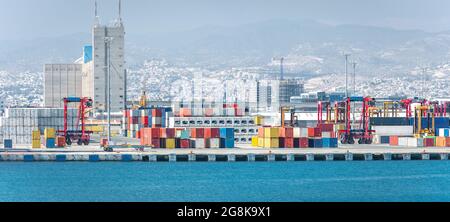 Container-Werft mit Straddle Carrier und andere Einrichtungen im Frachtterminal des Limassol Hafen, Zypern Stockfoto