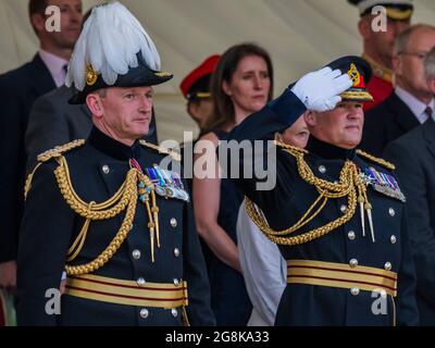 London, Großbritannien. Juli 2021. Generalmajor CJ Ghika CBE, Kommandant der Houeshold-Division (Federhut), Und Generalleutnant IJ Cave, CB, kommt heraus, um den Gruß zu nehmen - Mitglieder der Bands der Grenadier, Coldstream, Schotten, Irischen und Walisischen Garde und Vertreter des 1. Bataillon Grenadier Corps of Drums führen das Schwert und die Krone auf. Kredit: Guy Bell/Alamy Live Nachrichten Stockfoto