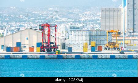Zwei Transportcontainer vor dem Lager am Hafenfrachtterminal Stockfoto
