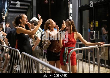 Clubber begeben sich in den frühen Morgenstunden des „Freedom Day“ zum Oval Space Night Club, wo am 00.01. Juli die Live-Musik-Veranstaltungsorte wieder eröffnet werden durften. Stockfoto