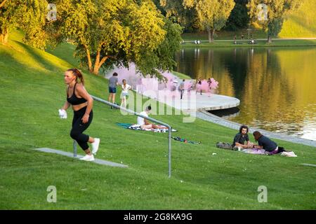 Blick auf die vollen Wege auf dem Olympiaberg am 20. Juli 2020 in München. Die Menschen genießen die Abendsonne an einem sommerhaftem Tag in München. -- Menschen entspannen sich am 20 2020. Juli auf der Olympiaschanze in München. (Foto: Alexander Pohl/Sipa USA) Quelle: SIPA USA/Alamy Live News Stockfoto