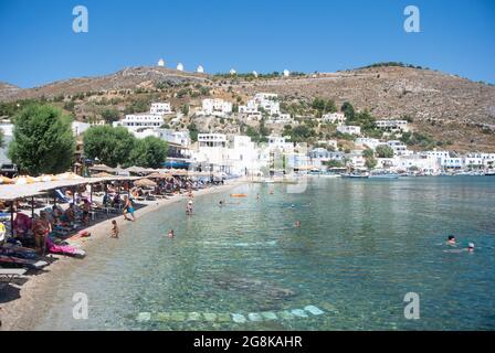Leros Insel Griechenland griechischer Strand Sommerszene Landschaft Aspekt Blick auf die wunderschöne Bucht an einem hellen Sommertag charmantes kleines Resort in einer malerischen Bucht Stockfoto
