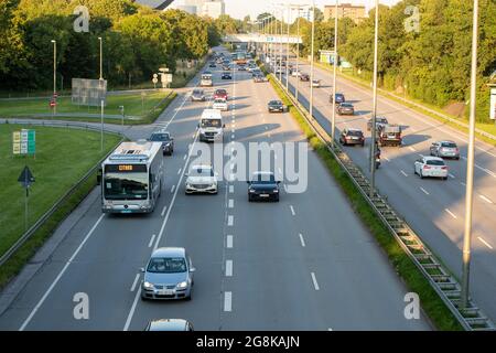 Blick auf den mittleren Ring am 20. Juli 2020 in München. Autos fahren am Abend von der Stadt weg und in die Stadt rein. -- Autos fahren am 20 2020. Juli auf der mittleren Ringstraße in München. (Foto von Alexander Pohl/Sipa USA) Stockfoto