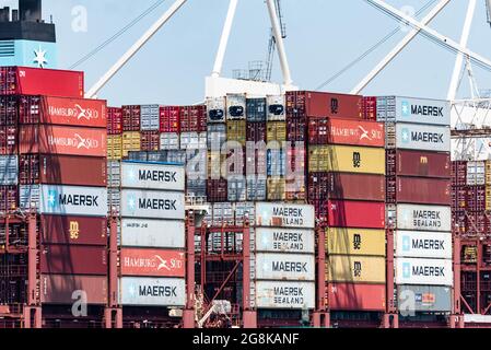 Koper, Slowenien - 12. Juli 2021: Containerschiff im Hafen. Seefrachtcontainer, die auf dem Maersk-Schiff aufgestellt wurden. Stockfoto