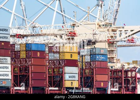 Koper, Slowenien - 12. Juli 2021: Containerschiff im Hafen. Seefrachtcontainer, die auf dem Maersk-Schiff aufgestellt wurden. Stockfoto