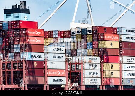 Koper, Slowenien - 12. Juli 2021: Containerschiff im Hafen. Seefrachtcontainer, die auf dem Maersk-Schiff aufgestellt wurden. Stockfoto