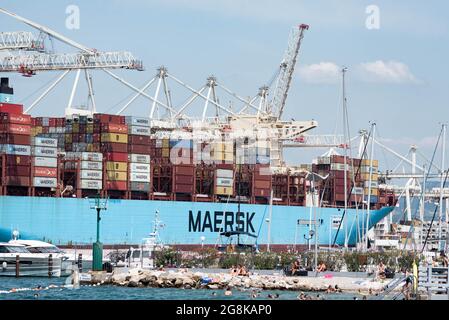 Koper, Slowenien - 12. Juli 2021: Containerschiff im Hafen. Seefrachtcontainer, die auf dem Maersk-Schiff aufgestellt wurden. Stockfoto