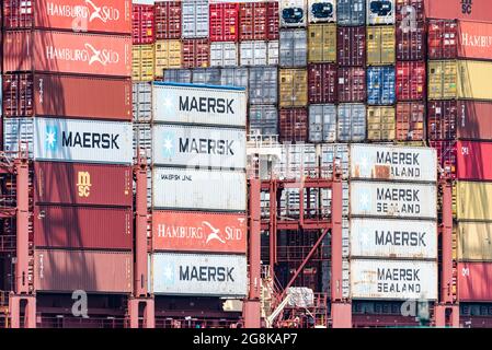Koper, Slowenien - 12. Juli 2021: Containerschiff im Hafen. Seefrachtcontainer, die auf dem Maersk-Schiff aufgestellt wurden. Stockfoto