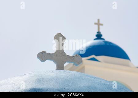 IOS Insel Griechenland traditionelle Kirche Landschaftsansicht einer Nahaufnahme der blauen Kuppeln zweier eleganter alter Kapellen verschwommener Hintergrund liefert Kopie Stockfoto