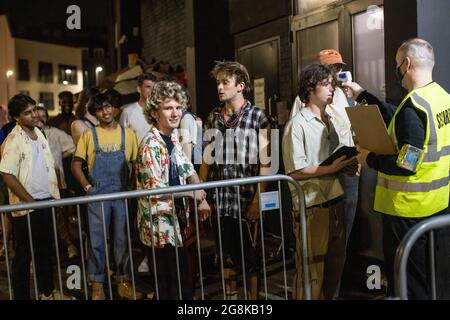 Clubber begeben sich in den frühen Morgenstunden des „Freedom Day“ zum Oval Space Night Club, wo am 00.01. Juli die Live-Musik-Veranstaltungsorte wieder eröffnet werden durften. Stockfoto