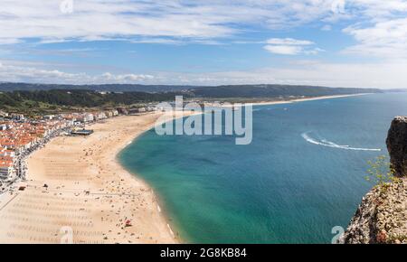 Nazare, Portugal - 27. Juni 2021: Blick auf die Bucht von Nazare vom Aussichtspunkt Miradoura do Suberco in Sitio Stockfoto