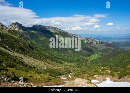 Giewont steht auf einem Hintergrund aus Wolken. Tatra Mountains. Stockfoto