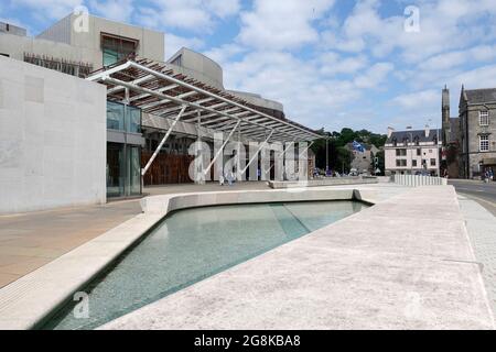 Blick auf den Eingang zum schottischen Parlamentsgebäude in Holyrood Edinburgh Stockfoto