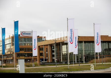 Infineon Hauptgebäude und Fahen von Intel und Infineon in Neubiberg bei München am 12. November 2019. Infineon Technologies AG ist ein deutscher Halbleiter Hersteller mit ungefähr 40.000 Angestellten. (Foto: Alexander Pohl/Sipa USA) Quelle: SIPA USA/Alamy Live News Stockfoto