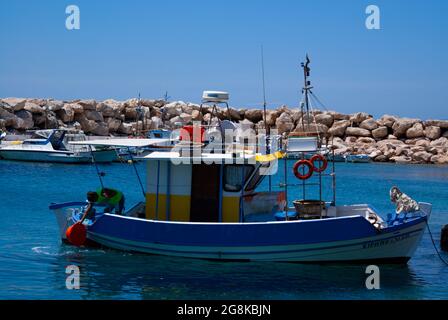 Donoussa - Griechenland - Mai 28 2009 : abgeschiedene schöne griechische Insel traditionelle bunte kleine Fischerboote, die am kleinen Hafen von Stavros festgemacht sind, Stockfoto