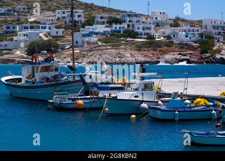 Donoussa - Griechenland - Mai 28 2009 : farbenfrohe traditionelle kleine griechische Fischerboote, die im hübschen Hafen dieser abgeschiedenen Insel festgemacht sind Stockfoto