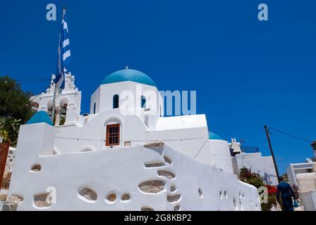 Donoussa - Griechenland - Mai 28 2009 : schöne traditionelle griechische Kirche am kleinen Hafen dieser abgeschiedenen, charmanten kleinen Insel Landschaftssicht. Stockfoto