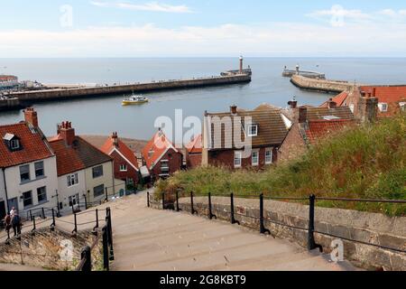 Whitby Hafen und Boot Stockfoto