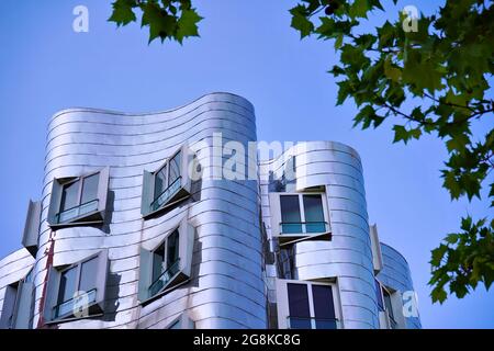 Ein modernes Kunstgebäude, entworfen vom amerikanischen Stararchitekten Frank O. Gehry, mit einer reflektierenden Edelstahlfassade. Ort: Düsseldorf Medienhafen. Stockfoto