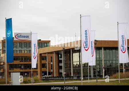 Infineon Hauptgebäude und Fahen von Intel und Infineon in Neubiberg bei München am 12. November 2019. Infineon Technologies AG ist ein deutscher Halbleiter Hersteller mit ungefähr 40.000 Angestellten. (Foto: Alexander Pohl/Sipa USA) Quelle: SIPA USA/Alamy Live News Stockfoto