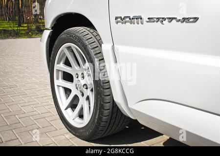 Kiew, Ukraine - 3. April 2014: Grauer amerikanischer Pickup Dodge RAM SRT-10 im Park Stockfoto