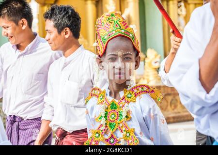 Burmesischer Junge bei der Noviziationszeremonie für Shinbyu-Novizen in der Shwedagon Pagode, Yangon (Rangun), Myanmar (Burma) Stockfoto