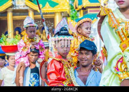 Der Junge wird zur Noviziationszeremonie für Shinbyu-Novizen in die Shwedagon Pagode, Yangon (Rangun), Myanmar (Burma) getragen Stockfoto