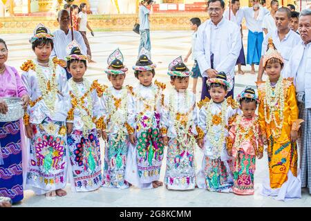 Junger Junge posiert bei der Noviziationszeremonie für Shinbyu-Novizen in der Shwedagon Pagode, Yangon (Rangun), Myanmar (Burma) Stockfoto