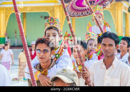 Junge Jungen werden zu ihrer Noviziationszeremonie für Shinbyu-Novizen in die Shwedagon Pagode, Yangon (Rangun), Myanmar (Burma) getragen Stockfoto