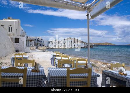 Naoussa, Insel Paros Griechenland Taverne am Strand in diesem charmanten kleinen Dorf Tische und Stühle in einem traditionellen Restaurant Copy space Stockfoto