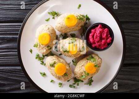 Hausgemachte leckere Gefilte Fisch für Passah Nahaufnahme in den Teller auf dem Tisch. Horizontale Draufsicht von oben Stockfoto