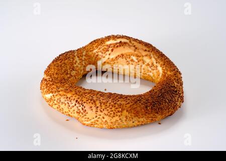 Nahaufnahme eines türkischen Bagels auf weißem Hintergrund. Stockfoto