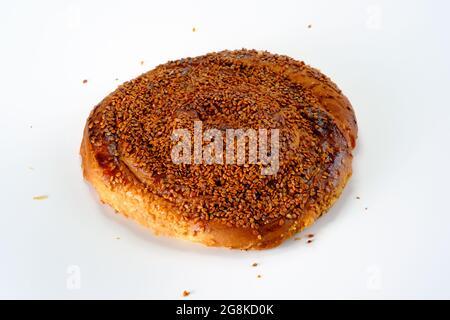 Süße Rolle mit Mohn-Tahini und Sesambrötchen mit Zucker auf weißem Hintergrund. Stockfoto