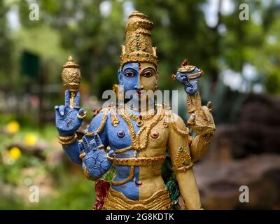 Frontansicht von Herrn Shiva-Parvathi Ardanarishwara Avatar Idol isoliert in natürlichen Steingarten in Tirumala: Tirumala, Andhra Pradesh, Indien-Juli 1 Stockfoto