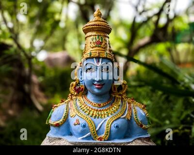 Nahansicht von Lord Sri Vishnu Idol isoliert in Natursteingarten in Tirumala: Tirumala, Andhra Pradesh, Indien-Juli 10.2021 Stockfoto