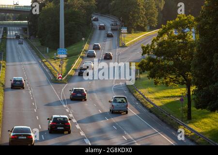 Blick auf den mittleren Ring am 20. Juli 2020 in München. Autos fahren am Abend von der Stadt weg und in die Stadt rein. -- Autos fahren am 20 2020. Juli auf der mittleren Ringstraße in München. (Foto von Alexander Pohl/Sipa USA) Stockfoto