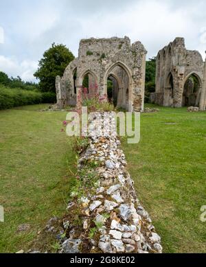 Die Ruinen der Abtei von Creake in der Nähe des Dorfes North Creake im ländlichen Norden Norfolks, East Anglia. Wilde Baldrian-Blumen im Vordergrund. Stockfoto