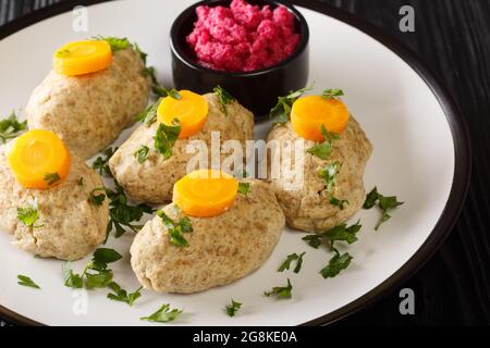 Hausgemachte leckere Gefilte Fisch für Passah Nahaufnahme in den Teller auf dem Tisch. Horizontal Stockfoto