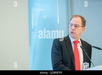 Vorstandsvorsitzender Reinhard Ploss bei der Jahrespressekonferenz der Infineon Technologies AG am 12. November 2019 in Neubiberg bei München. Infineon-Halbleiterhersteller mit rund 40,000 Mitarbeitern. Der Umsatz erreichte 2019 einen neuen Höchststand. (Foto von Alexander Pohl/Sipa USA) Stockfoto