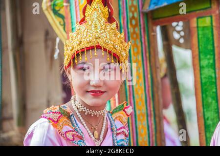 Hübsche junge burmesische Frau, die an einer Prozessionszeremonie zu Ehren des buddhistischen Mönchs Bagan, Myanmar, teilnimmt Stockfoto